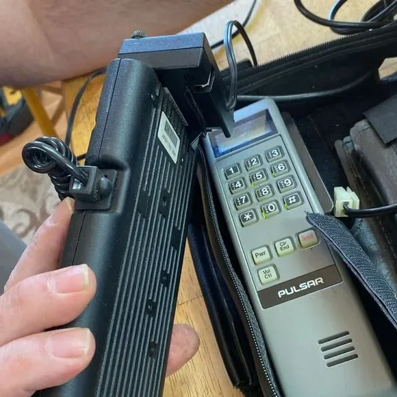 Pulsar bag phone vintage black powers up - Picture 3 of 3